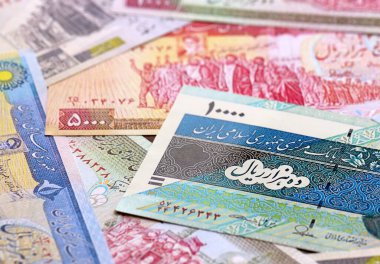İranlı Riyal para faturaları masaya yığıldı. IRR para biriminin İran banknotları yakın plan. İran 'da iş, ekonomi ve yatırım kavramı.
