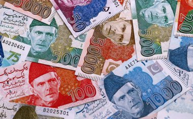 Pakistan Rupisi 'nin para faturaları masaya yığıldı. Pakistan 'ın PKR para birimi banknotları yakında. Pakistan 'da iş, ekonomi ve yatırım kavramı.
