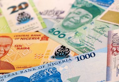 Nijerya naira para faturaları masaya yığıldı. NGN para biriminin Nijerya banknotları yakın plan. Nijerya 'da iş, ekonomi ve yatırım kavramı.
