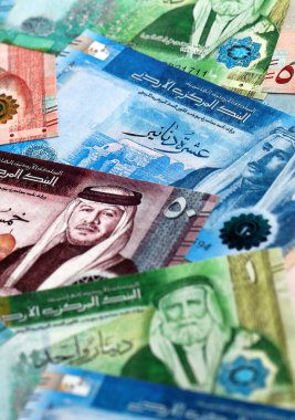 Ürdün dinarı para faturaları masaya yığılır. JOD 'nin Jordan banknotları yakın plan. Ürdün 'de iş, ekonomi ve yatırım kavramı.