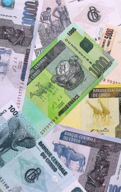 CFA Frank 'ın para faturaları masaya yığıldı. Kongo Cumhuriyeti 'nin XAF banknotları kapanıyor. Kongo Cumhuriyeti 'nde iş, ekonomi ve yatırım kavramı.