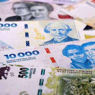 Arjantin pezosu para faturaları masaya yığıldı. ARS para biriminin Arjantin banknotları. Arjantin 'de iş, ekonomi ve yatırım kavramı.