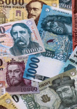 Macar sahte para banknotları masaya yığıldı. HUF 'un Macaristan banknotları yakın plan. Macaristan 'da iş, ekonomi ve yatırım kavramı.