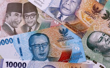Endonezya rupiası para faturaları masaya yığıldı. IDR para biriminin Endonezya banknotları. Endonezya 'da iş, ekonomi ve yatırım kavramı.