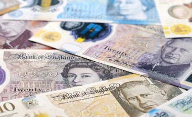 İngiliz sterlinli para faturaları masaya yığıldı. GBP para biriminin Birleşik Krallık banknotları. Birleşik Krallık 'ta iş, ekonomi ve yatırım kavramı.