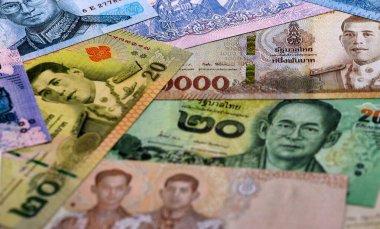 Tayland baht para faturaları masaya yığıldı. THB 'nin Tayland banknotları yakın çekim. Tayland 'da iş, ekonomi ve yatırım kavramı.