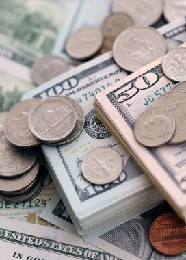 Yüz elli dolarlık banknotların üzerinde büyük miktarda Birleşik Devletler sikkeleri var. Para ve iş konsepti