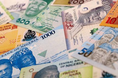 Nijerya naira para faturaları masaya yığıldı. NGN para biriminin Nijerya banknotları yakın plan. Nijerya 'da iş, ekonomi ve yatırım kavramı.