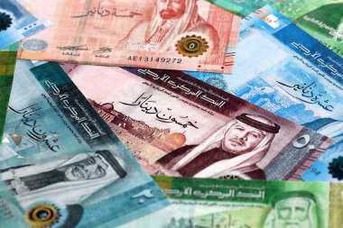 Ürdün dinarı para faturaları masaya yığılır. JOD 'nin Jordan banknotları yakın plan. Ürdün 'de iş, ekonomi ve yatırım kavramı.