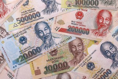 Vietnam dong para faturaları masaya yığılır. VND para biriminin Vietnam banknotları. Vietnam 'da iş, ekonomi ve yatırım kavramı.