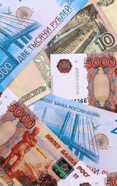 Rus rublesi banknotları masaya yığıldı. Rusya 'nın Rub para birimi banknotlarını kapatın. Rusya 'da iş, ekonomi ve yatırım kavramı.