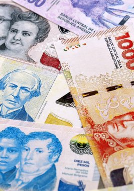 Arjantin pezosu para faturaları masaya yığıldı. ARS para biriminin Arjantin banknotları. Arjantin 'de iş, ekonomi ve yatırım kavramı.