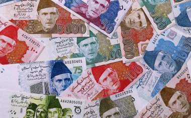 Pakistan Rupisi 'nin para faturaları masaya yığıldı. Pakistan 'ın PKR para birimi banknotları yakında. Pakistan 'da iş, ekonomi ve yatırım kavramı.