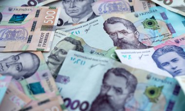 Ukrayna 'nın Hryvnia para faturaları masaya yığıldı. UAH para biriminin Ukrayna banknotları. Ukrayna 'da iş, ekonomi ve yatırım kavramı.