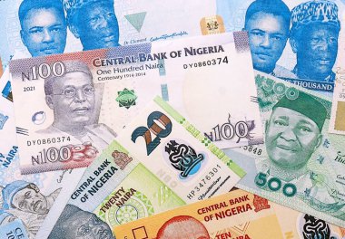 Nijerya naira para faturaları masaya yığıldı. NGN para biriminin Nijerya banknotları yakın plan. Nijerya 'da iş, ekonomi ve yatırım kavramı.