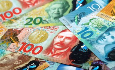 Yeni Zelanda Doları banknotları masaya yığıldı. NZD para biriminin Yeni Zelanda banknotları yakın plan. Yeni Zelanda 'da iş, ekonomi ve yatırım kavramı.