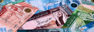 Ürdün dinarı para faturaları masaya yığılır. JOD 'nin Jordan banknotları yakın plan. Ürdün 'de iş, ekonomi ve yatırım kavramı.