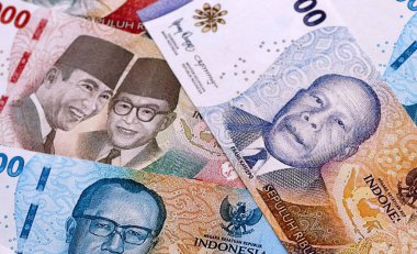 Endonezya rupiası para faturaları masaya yığıldı. IDR para biriminin Endonezya banknotları. Endonezya 'da iş, ekonomi ve yatırım kavramı.