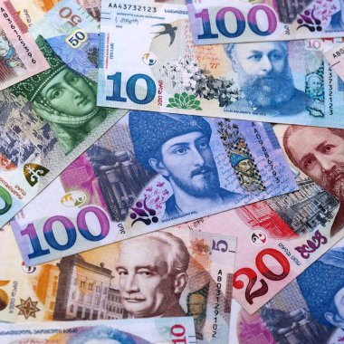 Gürcü lari 'nin para faturaları masaya yığıldı. GEL 'in Georgia' daki banknotlarını kapatın. Gürcistan 'da iş, ekonomi ve yatırım kavramı.