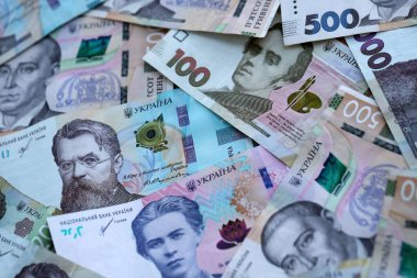 Ukrayna 'nın Hryvnia para faturaları masaya yığıldı. UAH para biriminin Ukrayna banknotları. Ukrayna 'da iş, ekonomi ve yatırım kavramı.
