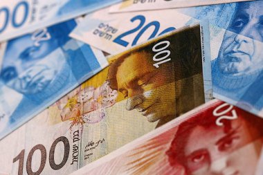 İsrail şekeli para faturaları masaya yığıldı. ILS para biriminin İsrail banknotlarını kapatın. İsrail 'de iş, ekonomi ve yatırım kavramı.