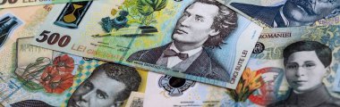 Rumen leu para faturaları masaya yığıldı. Romanya 'da RON para birimi banknotları kapanıyor. Romanya 'da iş, ekonomi ve yatırım kavramı.