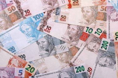Brezilya 'nın gerçek para banknotları masaya yığılır. BRL para biriminin Brezilya banknotlarını kapatın. Brezilya 'da iş, ekonomi ve yatırım kavramı.