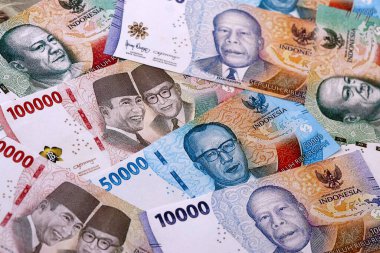 Endonezya rupiası para faturaları masaya yığıldı. IDR para biriminin Endonezya banknotları. Endonezya 'da iş, ekonomi ve yatırım kavramı.