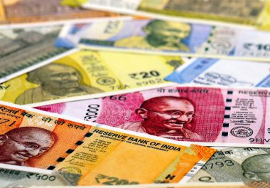 Hindistan Rupisi 'nin para faturaları masaya yığıldı. Hindistan 'ın INR para birimi banknotlarını kapatın. Hindistan 'da iş, ekonomi ve yatırım kavramı.