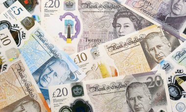 İngiliz sterlinli para faturaları masaya yığıldı. GBP para biriminin Birleşik Krallık banknotları. Birleşik Krallık 'ta iş, ekonomi ve yatırım kavramı.