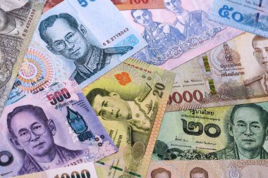 Tayland baht para faturaları masaya yığıldı. THB 'nin Tayland banknotları yakın çekim. Tayland 'da iş, ekonomi ve yatırım kavramı.