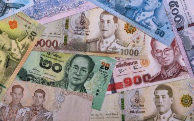 Tayland baht para faturaları masaya yığıldı. THB 'nin Tayland banknotları yakın çekim. Tayland 'da iş, ekonomi ve yatırım kavramı.
