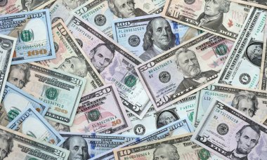 Masaya Amerikan dolarları yığılıyor. A.B.D. para birimi banknotları yakın plan. ABD 'de iş, ekonomi ve yatırım kavramı.