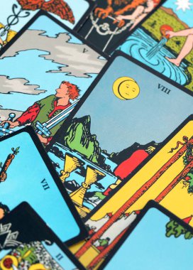 Tarot kartları tahtadan bir masaya yayılmış kehanet ve falcılık için. Tarot kartları, bilinmeyen sanatçının 1709 'da yayınladığı Marsilya Tarot destesi.