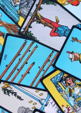Masada farklı klasik tarot kartları yığını var. Geleneksel anlamlara sahip tarot kartları deseni. Sihir ve ruhani falcılık kavramı