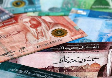 Ürdün dinarı para faturaları masaya yığılır. JOD 'nin Jordan banknotları yakın plan. Ürdün 'de iş, ekonomi ve yatırım kavramı.