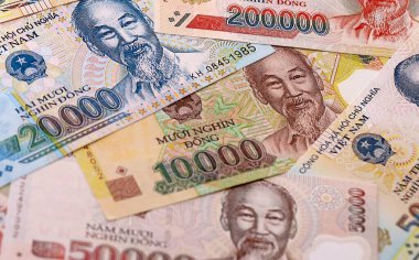 Vietnam dong para faturaları masaya yığılır. VND para biriminin Vietnam banknotları. Vietnam 'da iş, ekonomi ve yatırım kavramı.