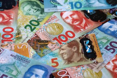 Yeni Zelanda Doları banknotları masaya yığıldı. NZD para biriminin Yeni Zelanda banknotları yakın plan. Yeni Zelanda 'da iş, ekonomi ve yatırım kavramı.