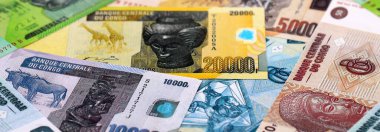 CFA Frank 'ın para faturaları masaya yığıldı. Kongo Cumhuriyeti 'nin XAF banknotları kapanıyor. Kongo Cumhuriyeti 'nde iş, ekonomi ve yatırım kavramı.
