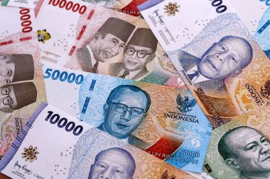 Endonezya rupiası para faturaları masaya yığıldı. IDR para biriminin Endonezya banknotları. Endonezya 'da iş, ekonomi ve yatırım kavramı.