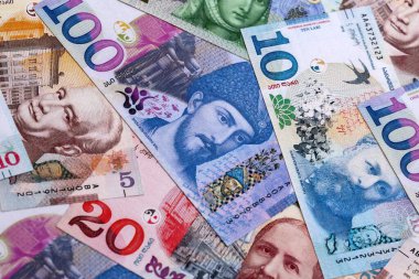 Gürcü lari 'nin para faturaları masaya yığıldı. GEL 'in Georgia' daki banknotlarını kapatın. Gürcistan 'da iş, ekonomi ve yatırım kavramı.