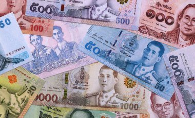 Tayland baht para faturaları masaya yığıldı. THB 'nin Tayland banknotları yakın çekim. Tayland 'da iş, ekonomi ve yatırım kavramı.