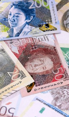Peru sol para banknotları masaya yığılır. PEN para biriminin Peru banknotlarını kapatın. Peru 'da iş ve ekonomi yatırımları kavramı.