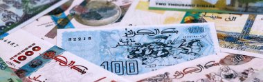 Cezayir dinarı para faturaları masaya yığıldı. Cezayir 'de DZD para biriminin banknotları. Cezayir 'de iş ve ekonomi yatırımları kavramı.