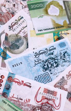 Cezayir dinarı para faturaları masaya yığıldı. Cezayir 'de DZD para biriminin banknotları. Cezayir 'de iş ve ekonomi yatırımları kavramı.