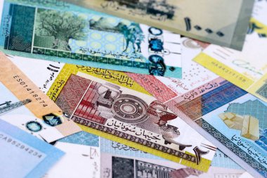 Sudan 'ın para faturaları masaya yığıldı. SDG para biriminin Sudan banknotları yakın plan. İş kavramı, Sudan 'da ekonomi yatırımı.