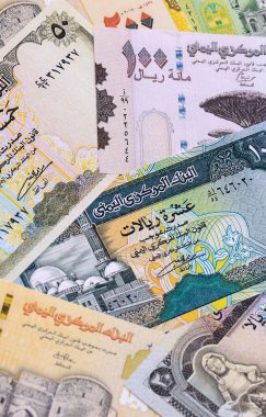 Yemenli Riyal para faturaları masaya yığıldı. Yemen 'in YER para biriminin banknotları yakın çekim. İş kavramı, Yemen 'de ekonomik yatırım.
