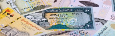 Yemenli Riyal para faturaları masaya yığıldı. Yemen 'in YER para biriminin banknotları yakın çekim. İş kavramı, Yemen 'de ekonomik yatırım.