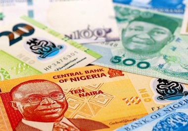Nijerya naira para faturaları masaya yığıldı. NGN para biriminin Nijerya banknotları yakın plan. Nijerya 'da iş, ekonomi ve yatırım kavramı.