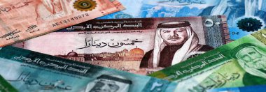 Ürdün dinarı para faturaları masaya yığılır. JOD 'nin Jordan banknotları yakın plan. Ürdün 'de iş, ekonomi ve yatırım kavramı.